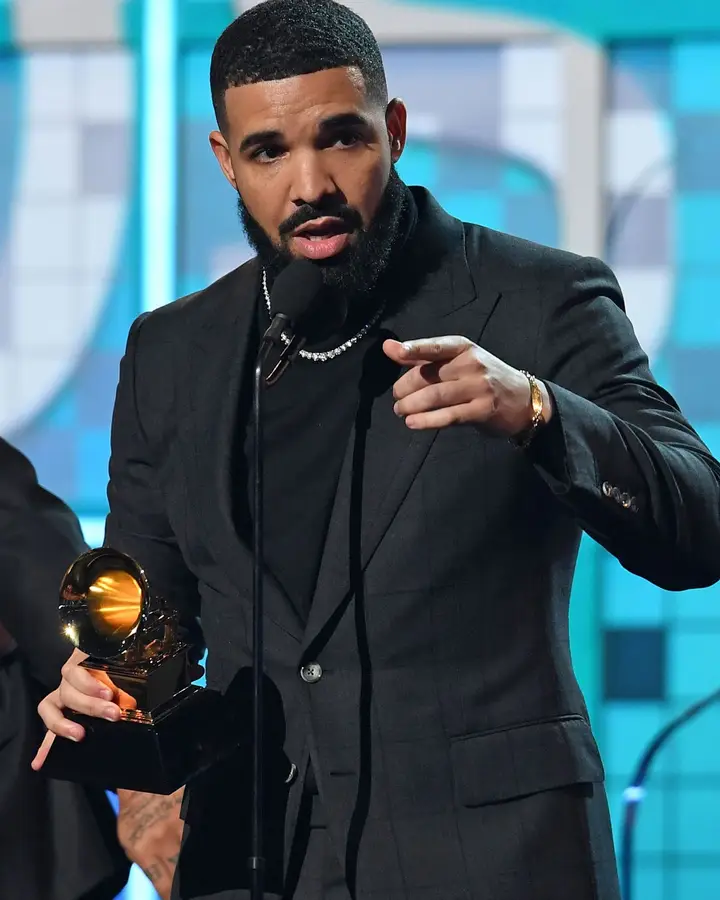 Drake não atuou mas subiu ao palco para receber o prémio de melhor canção rap por 'God's Plan'