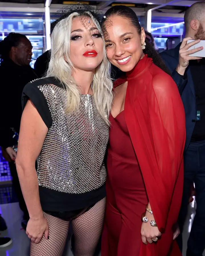 Lady GaGa e a apresentadora Alicia Keys nos bastidores