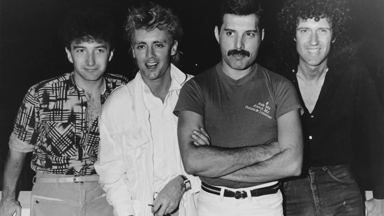 A banda posa para a câmara: John Deacon, Roger Taylor, Freddie Mercury e Brian May