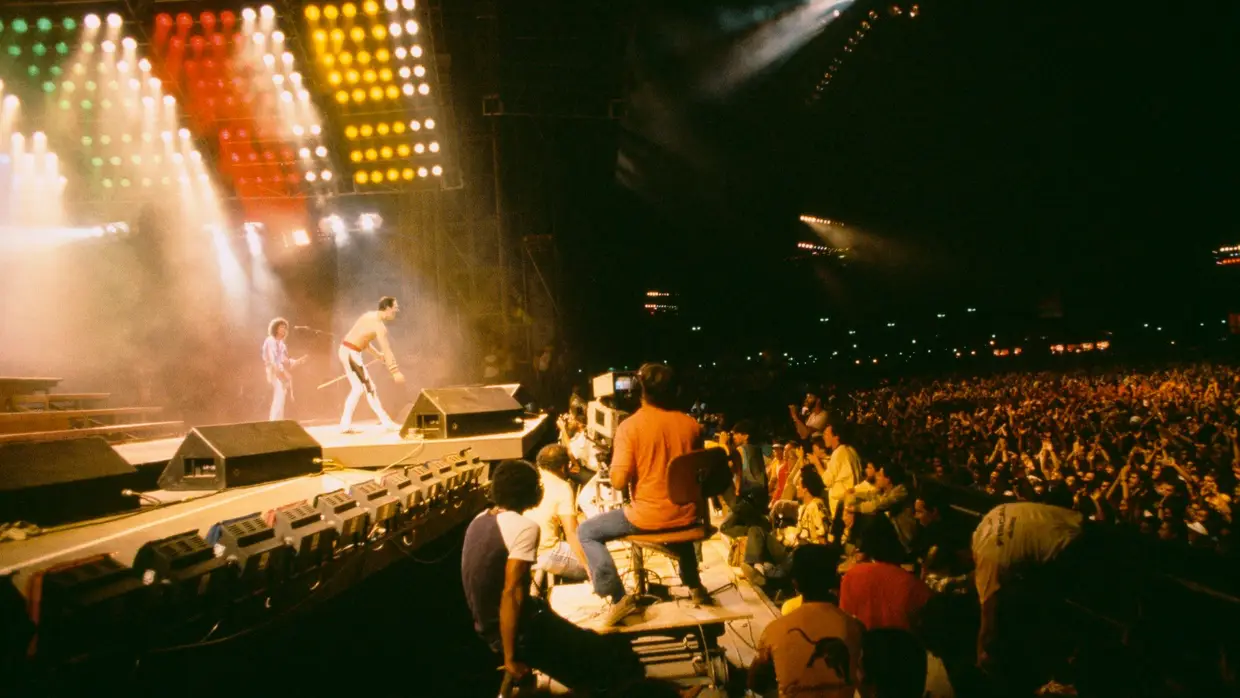 Os Queen em palco vistos do fosso entre palco e público