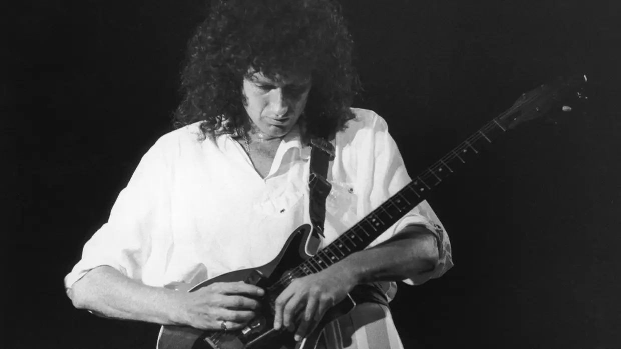 Brian May à guitarra