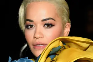 Dois homens aos beijos. A t-shirt do Dia dos Namorados de Rita Ora