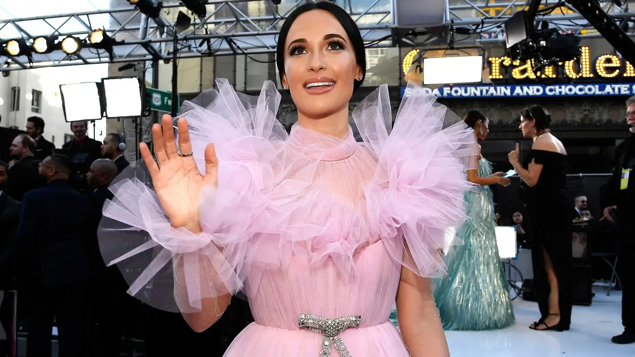 Kasey Musgraves, uma das grandes vencedoras dos Grammys, subiu ao palco para apresentar