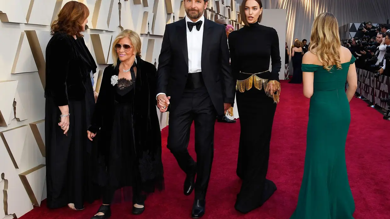 Bradley Cooper chegou à cerimónia acompanhado por Iryna Shayk e a mãe