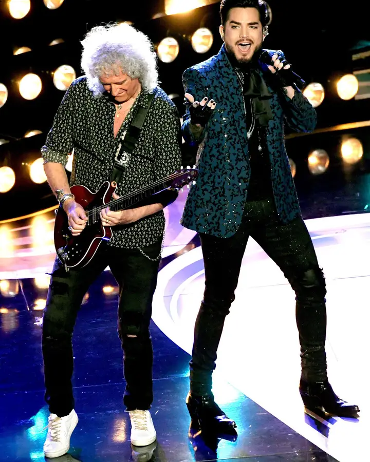 A banda atuou com o cantor Adam Lambert, que a acompanha em digressão há vários anos