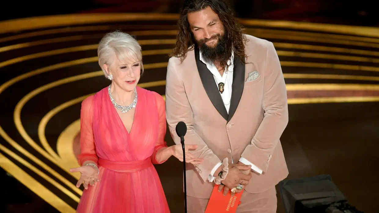 Helen Mirren e Jason Momoa subiram ao palco para apresentar um prémio, usando ambos indumentárias cor de rosa