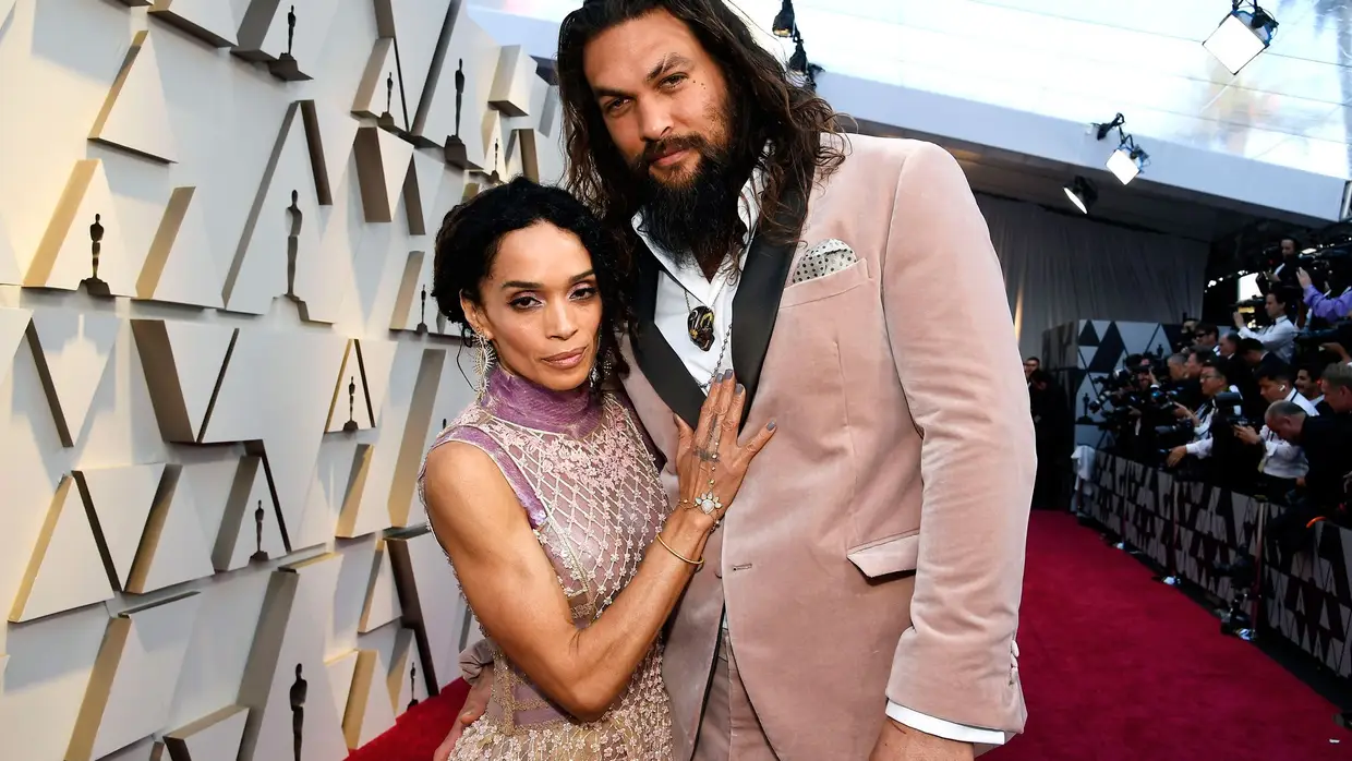 Lisa Bonet e o "Aquaman" Jason Momoa à chegada à passadeira vermelha