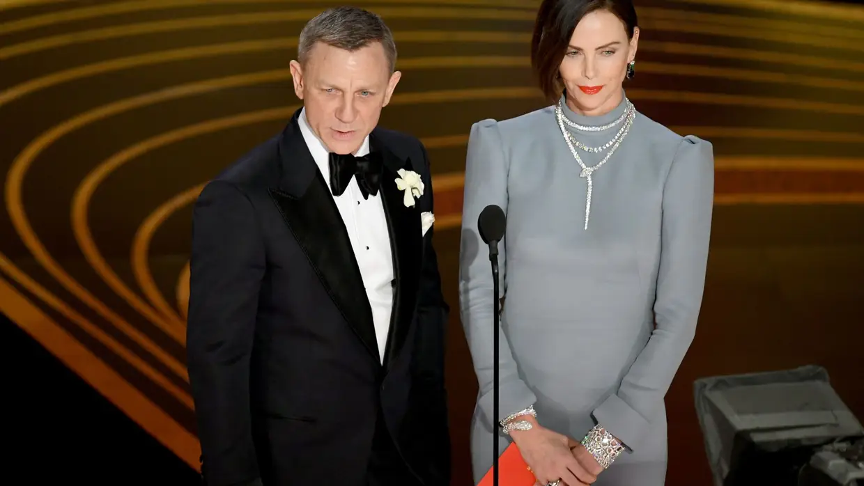 Daniel Craig e Charlize Theron estiveram juntos em palco a apresentar um dos prémios