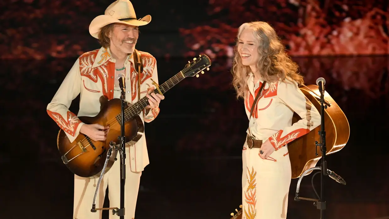 Gillian Welch e David Rawlings interpretaram 'When a Cowboy Trades His Spurs for Wings' de "A Balada de Buster Scruggs"