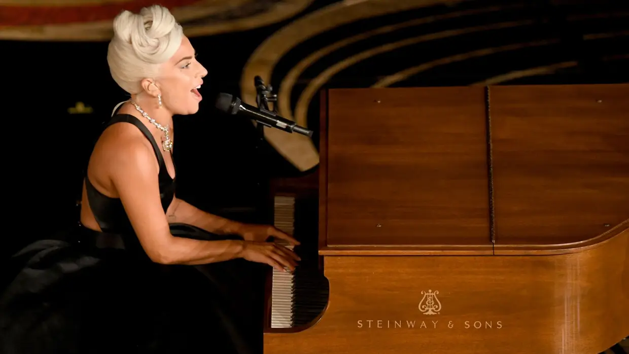 Antes de vencer o seu primeiro Óscar, Lady GaGa interpretou 'Shallow' ao piano