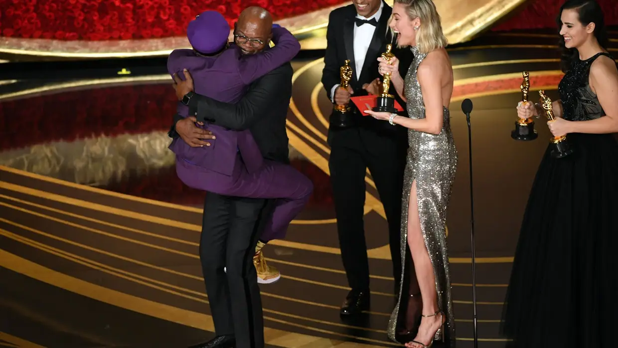 Spike Lee venceu um prémio e antes de receber a estatueta saltou para o colo do ator Samuel L. Jackson