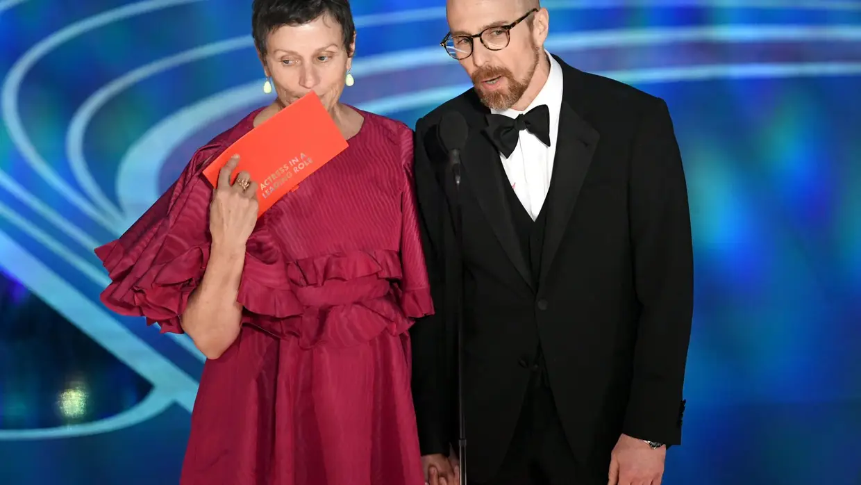 Frances McDormand e Sam Rockwell subiram ao palco para apresentar um prémio