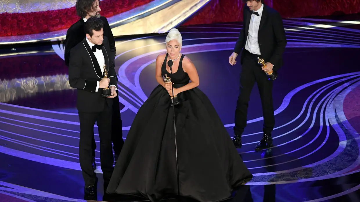 A artista subiu ao palco acompanhada pelos colaboradores que a ajudaram a escrever 'Shallow', entre os quais estava Mark Ronson