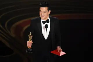 A queda de Rami Malek, o dueto cúmplice de GaGa e Cooper e uma passadeira muito colorida. 60 imagens para a história dos Óscares 2019