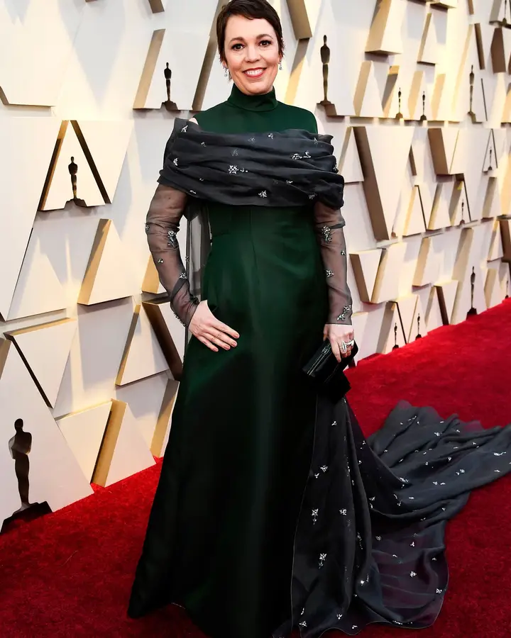 Olivia Colman, na passadeira vermelha, seria uma das surpresas da noite