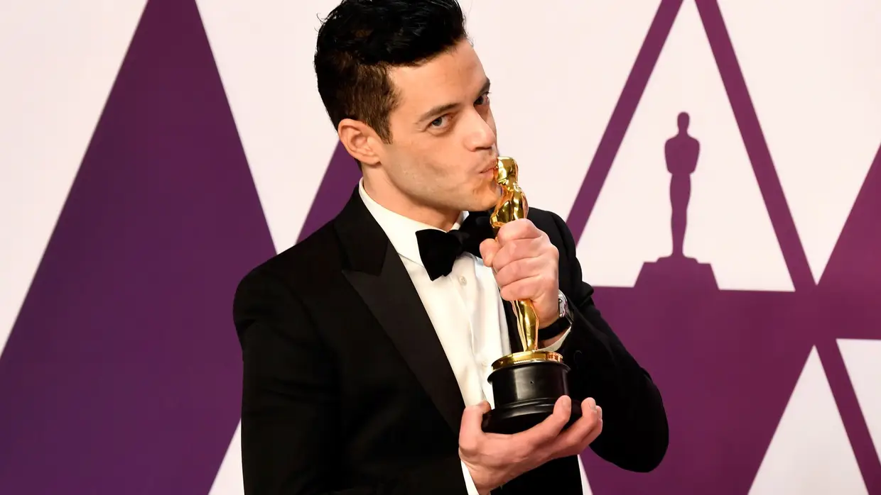 Rami Malek a beijar o seu Óscar