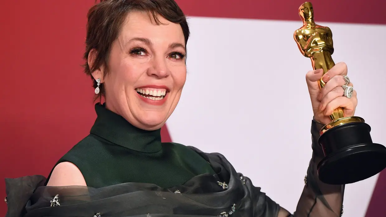 Olivia Colman visivelmente emocionada, celebrando a vitória