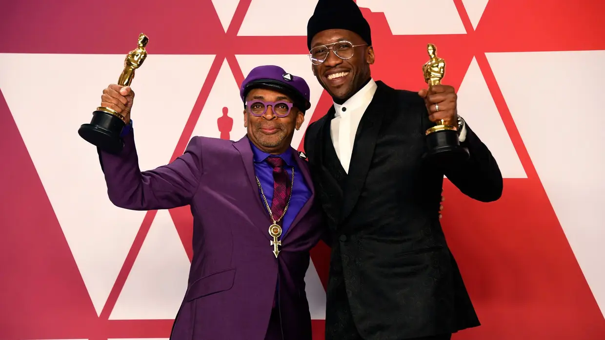 Mahershala Ali posou com o realizador Spike Lee