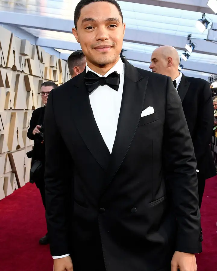 O apresentador e comediante Trevor Noah na passadeira vermelha