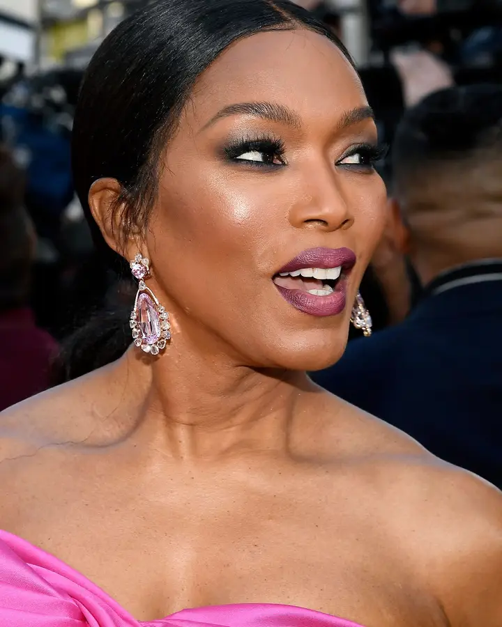 Angela Bassett na passadeira vermelha