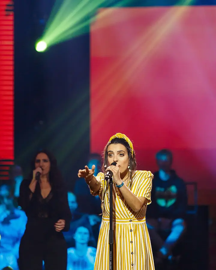 A artista canta 'Mar Doce'