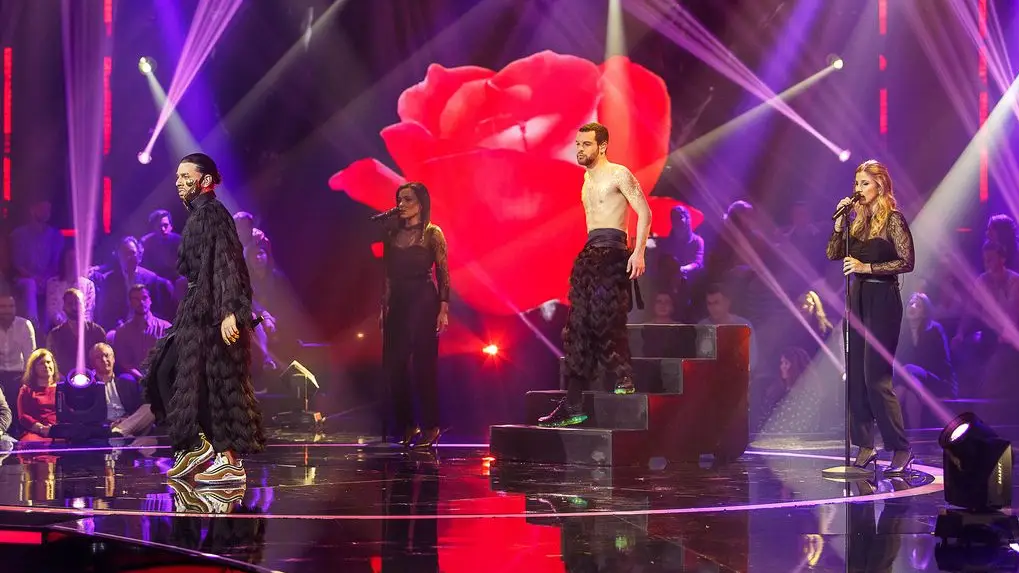 O artista leva consigo ao palco o tema 'Telemóveis'