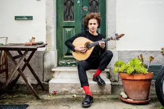 Gaspar Varela fotografado na cidade em que nasceu, Lisboa