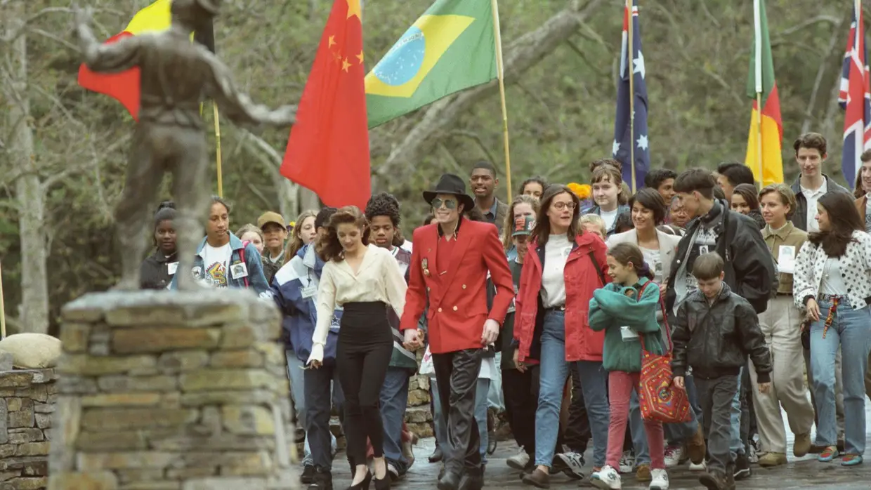 Rancho Neverland: vários convidados encetam uma visita guiada pelo próprio Michael