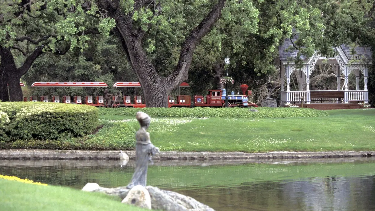 Rancho Neverland: estátua junto ao lago, com o comboio ao fundo