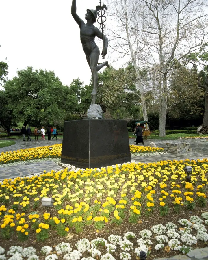 Rancho Neverland: estátuas no jardim