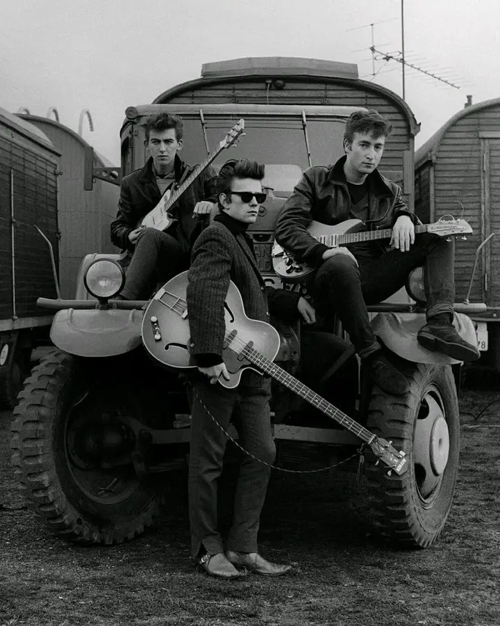 George Harrison, Stuart Sutcliffe e John Lennon na Feira Popular de Hamburgo, em 1960