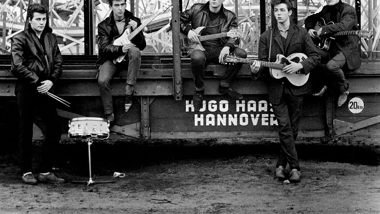 Pete Best, George Harrison, John Lennon, Paul McCartney e Stuart Sutcliffe na Feira Popular de Hamburgo, em 1960