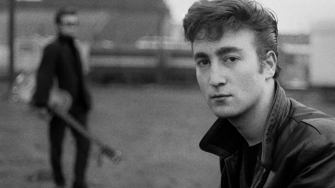 John Lennon com Stuart Sutcliffe em segundo plano, Hamburgo, 1960