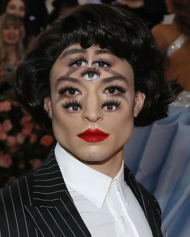 O ator Ezra Miller na Met Gala 2019