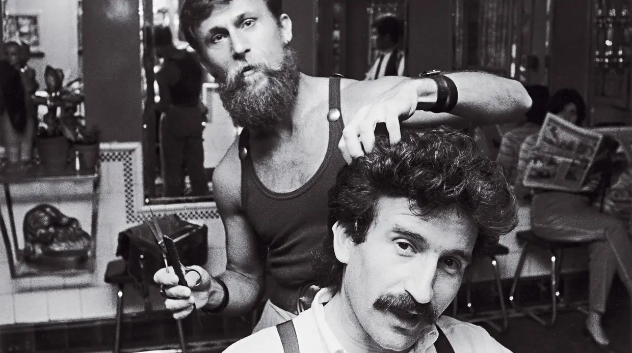 A cortar o cabelo a António Garcez, dos Roxigénio, em 1982