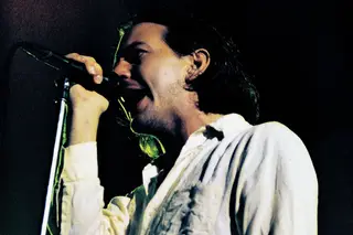 Eddie Vedder em Portugal: a primeira vez foi com os Pearl Jam em Cascais... e acabou no hospital