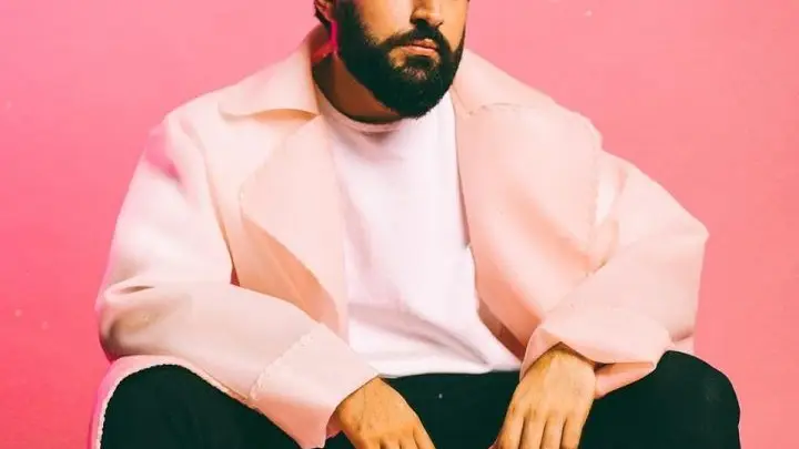 Moullinex, produtor, DJ e multi-instrumentista português, abraça o amor universal da música no MESCLA no dia 5 de julho, às 23 horas, na Fonte das 3 Bicas