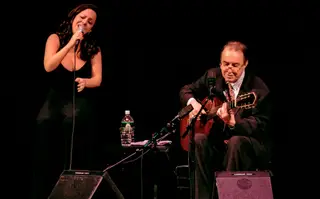 João Gilberto e a filha, Bebel Gilberto, ao vivo no Carnegie Hall, e, Nova Iorque, em junho de 1998