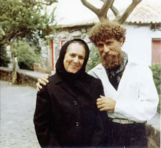 Com a mãe, Deolinda de Jesus, na terra natal