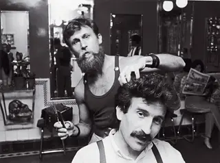 Cortando o cabelo a António Garcez, dos Roxigénio