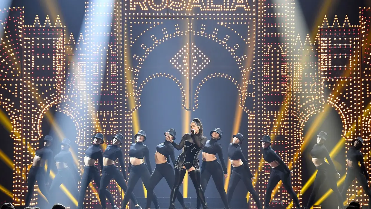 Rosalía também subiu ao palco com Ozuna para interpretar 'A Ningun Hombre', 'Tu x Mi & Mi x Tu' e 'Aute Cuture'