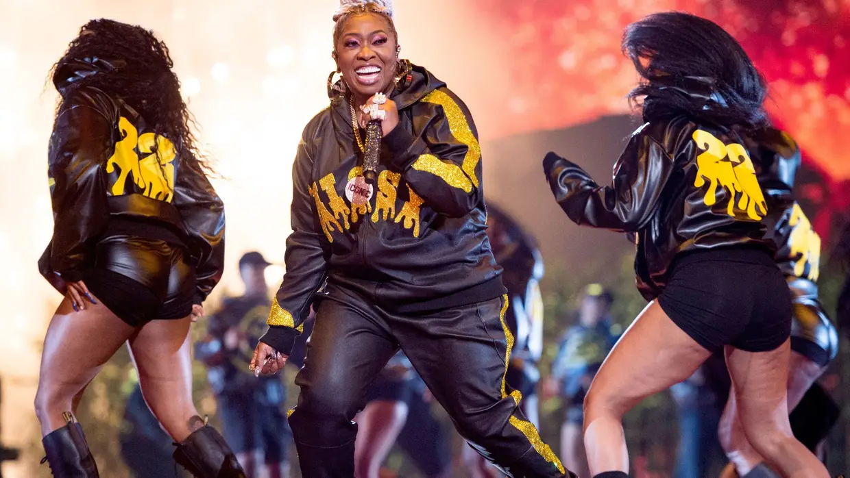 Missy Elliott, vencedora do prémio de vanguarda Michael Jackson, levou ao palco um medley de canções que marcaram a sua carreira