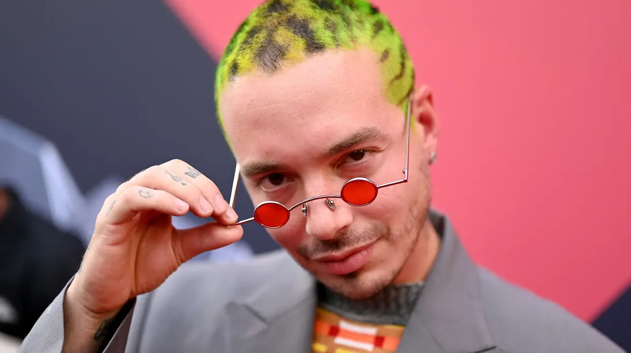 O colombiano J. Balvin à chegada ao evento