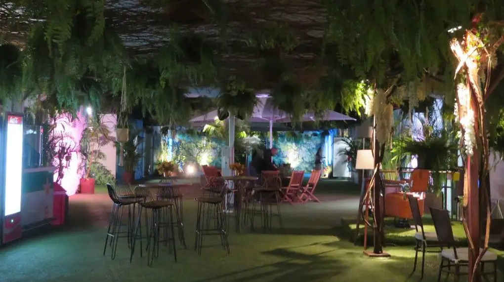 O espaço comum, nos bastidores do palco Mundo do Rock in Rio Brasil, foi este ano decorado com muitas plantas