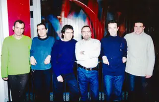 O 'mestre' e os 'discípulos': António Sérgio ladeado por Rui Vargas (figura de proa da cena de DJs nacional), Nuno Calado (voz de Indiegente, na Antena 3), Nuno Galopim (voz de Discos Voadores, na Radar, e jornalista do Diário de Notícias), à sua direita; Henrique Amaro (voz de Portugália, na Antena 3) e Pedro Costa (voz de Coyote, na Antena 3), à sua esquerda