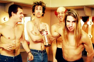 Extravagantes, selvagens e indomáveis. 15 fotos fantásticas dos anos loucos dos Red Hot Chili Peppers