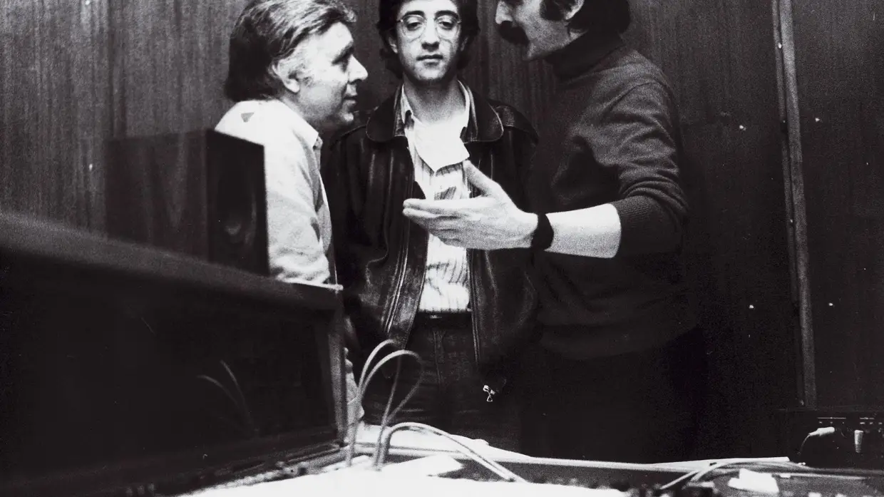 Na companhia de Carlos do Carmo e Rui Veloso, duas vozes que participam no seu disco de 1985, "A Noite"
