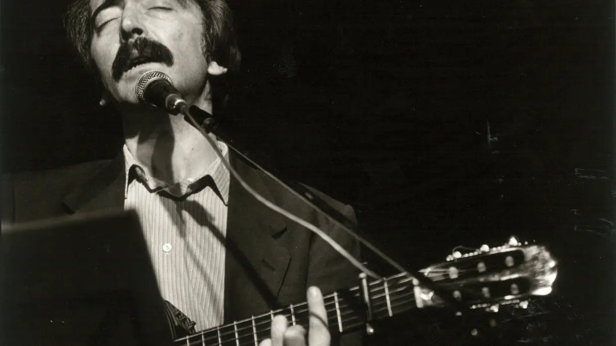 Ao vivo em 1987, ano em que apresentou o espetáculo "Fim de Noite" no Teatro Villaret, em Lisboa