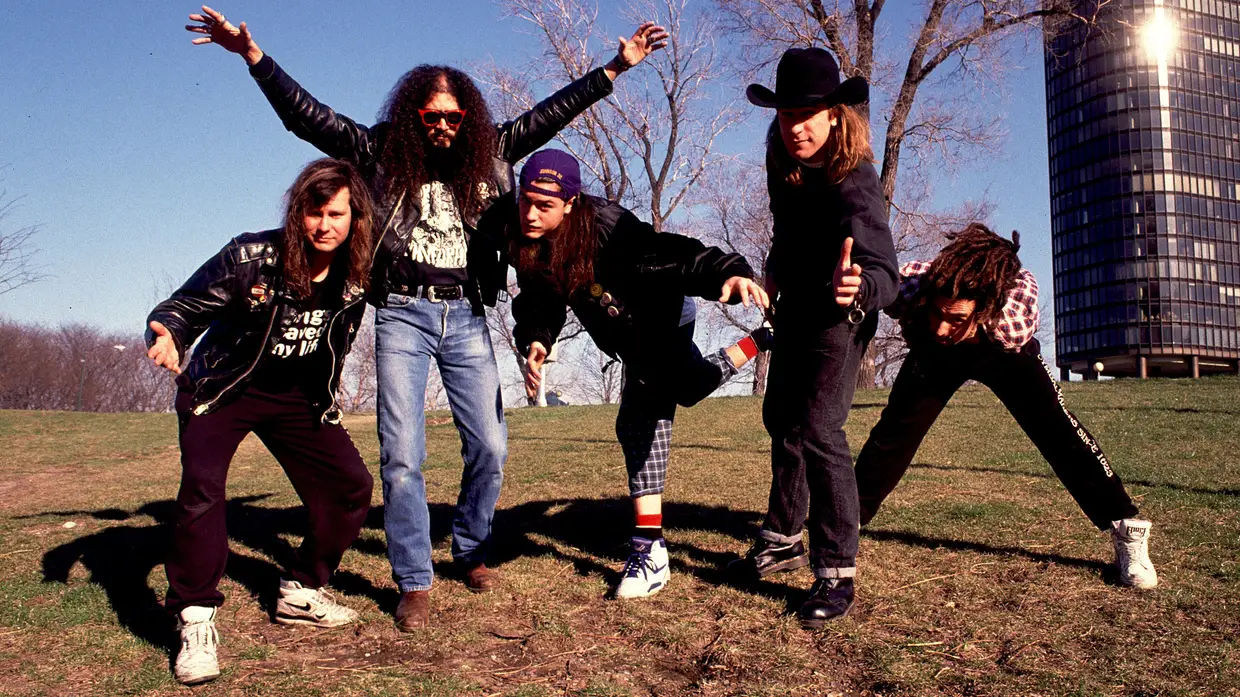 Roddy Bottum, Jim Martin, Mike Patton, Billy Gould and Mike Bordin em abril de 1990, em Chicago