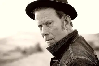 Tom Waits celebra hoje 70 anos. O retrato de um génio em 30 canções assombradas